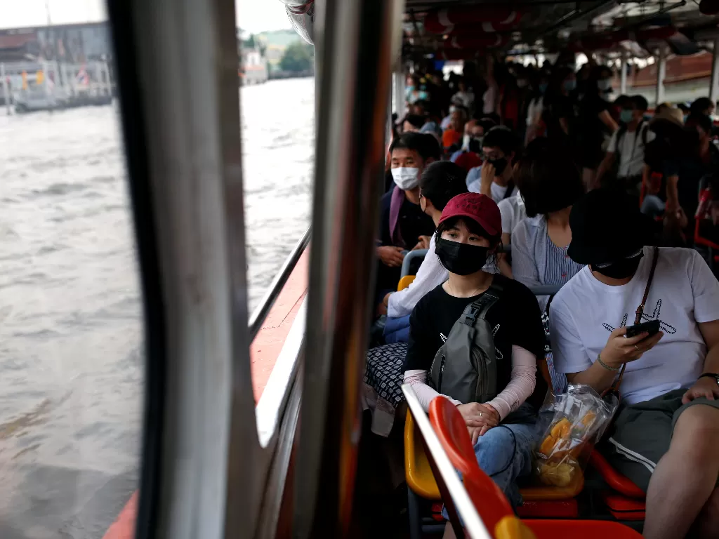 Wisatawan di Bangkok mengenakan masker saat berada di dalam perahu, Kamis (30/1). (REUTERS/Soe Zeya Tun)