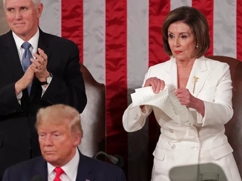 Ketua DPR AS Nancy Pelosi merobek naskah pidato Presiden AS Donald Trump setelah pidato kenegaraannya dalam Kongres di US Capitol, Washington, AS, Selasa (4/2/2020). (REUTERS/Jonathan Ernst)  