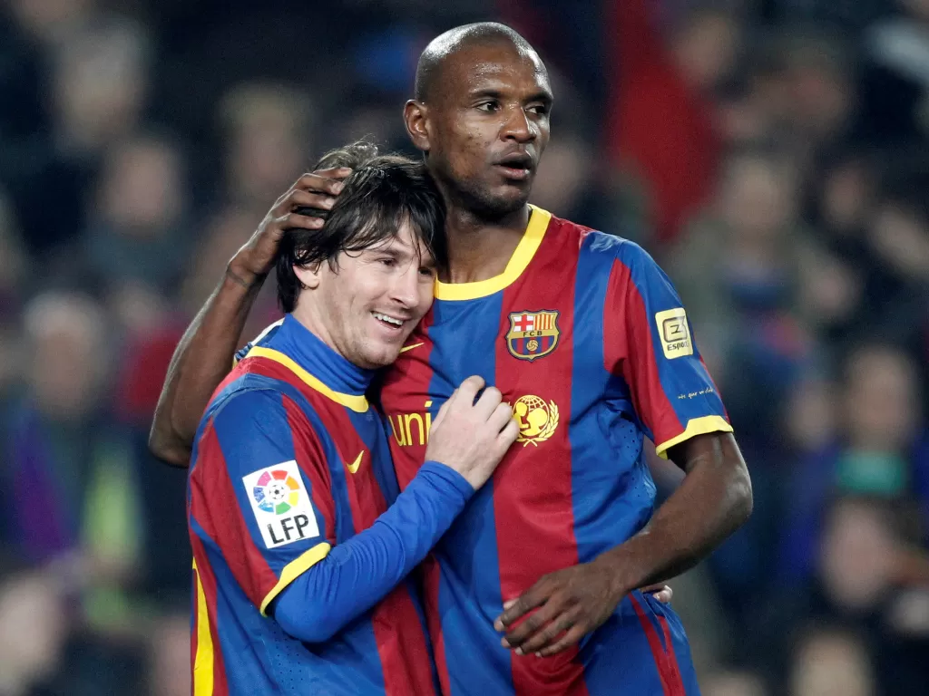 Momen kebersamaan Eric Abidal dan Lionel Messi ketika masih satu tim di Barcelona. (REUTERS/Gustau Nacarino)