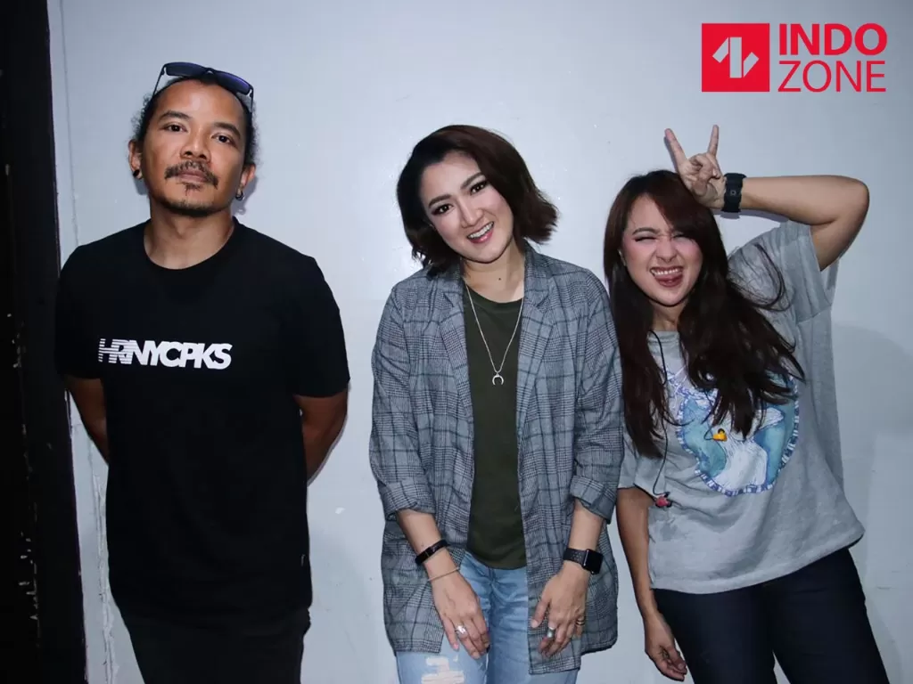 Grup musik Kotak X Melly Mono sebelum tampil dalam acara Dilan Concert and Movie Talk di Balai Sarbini, Jakarta, Rabu (5/2/2020). (INDOZONE/Febio Hernanto)