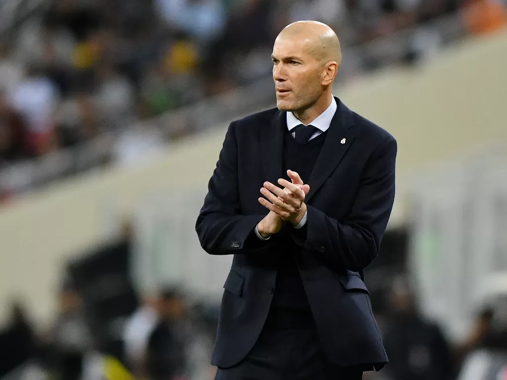 Zinedine Zidane menilai konflik internal yang didera Barcelona tak akan mengacaukan performa rivalnya itu di La Liga. (REUTERS/Waleed Ali)