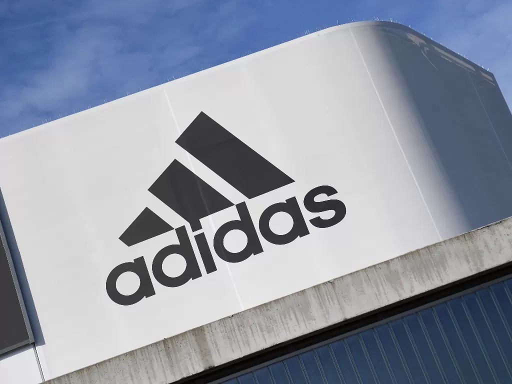 Logo Adidas yang berada di kantor pusat di Herzogenaurach, Jerman. (REUTERS/Andreas Gebert)