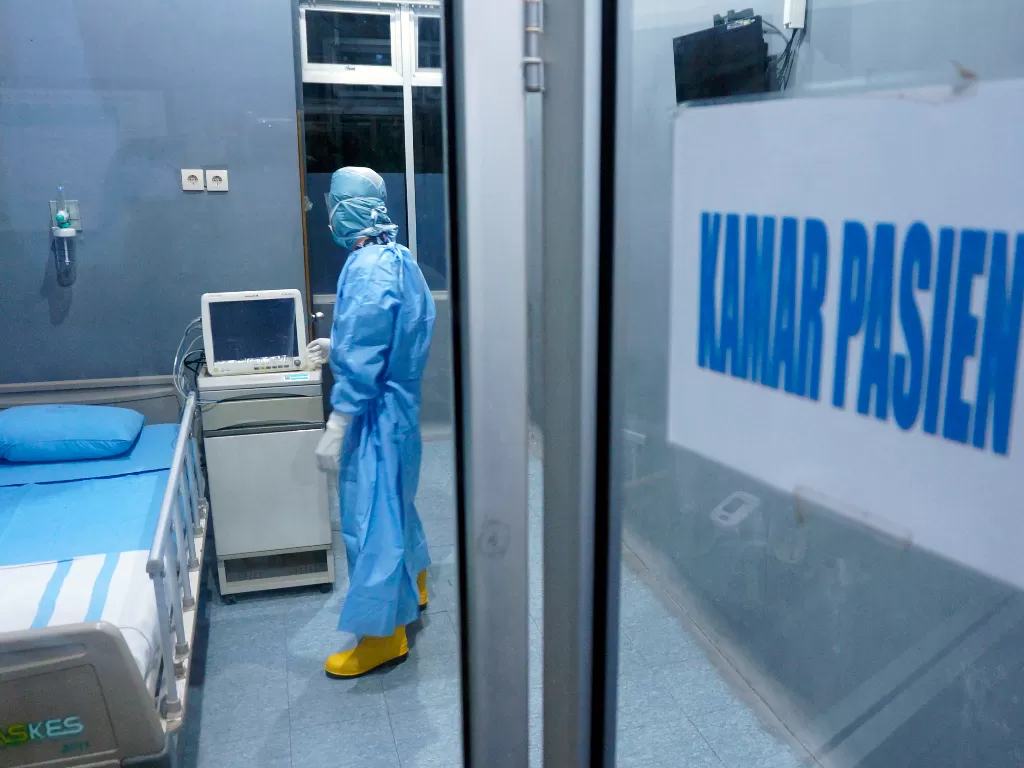Petugas medis mengecek ruang isolasi khusus untuk menangani pasien penderita penyakit pneumonia berat akibat terjangkit wabah novel Coronavirus di RSUD Kraton, Pekalongan (ANTARA FOTO/Harviyan Perdana Putra).