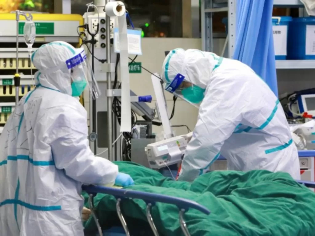 Tim medis merawat pasien yang terpapar virus korona (China Daily via REUTERS).