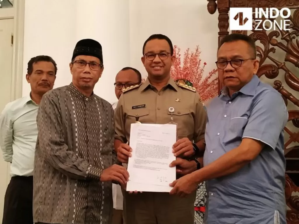Gubernur DKI Jakarta, Anies Baswedan (tengah), saat menerima kunjungan di Balai Kota, Jakarta, Selasa (21/2/2020) (INDOZONE/Murti Ali Lingga)