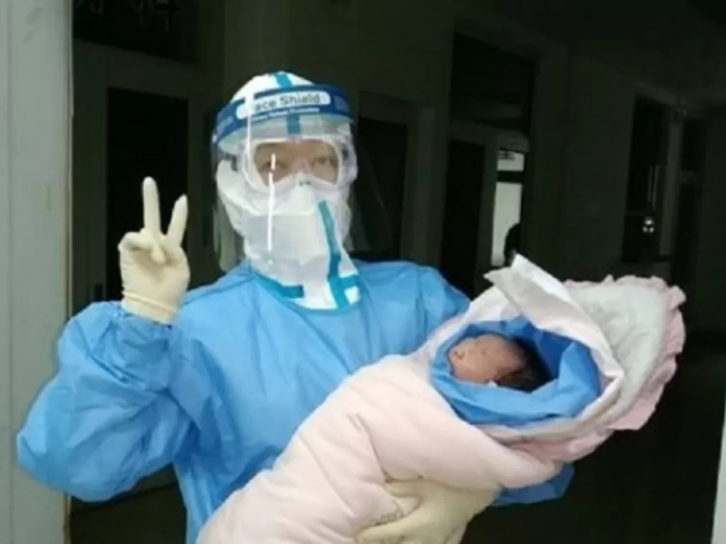 Seorang ibu positif 2019-nCoV berfoto bersama bayi yang dilahirkannya dalam kondisi sehat di Rumah Sakit Umum Kota Harbin, Provinsi Heilongjiang, Tiongkok, hingga sang bayi ikut tertular Korona (TWITTER/@Chinadaily)