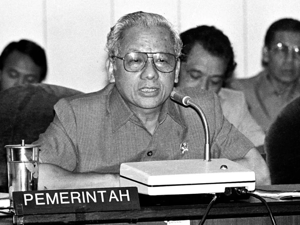 Menteri Keuangan J.B. Sumarlin memberikan keterangannya dalam rapat kerja bersama komisi APBN DPR sehubungan dengan penyusunan RAPBN tahun anggaran 1991-92 di Jakarta, Senin (8/10/1990). (Foto ANTARA/ARSIP/PF06/ss/pd/93/wsj)