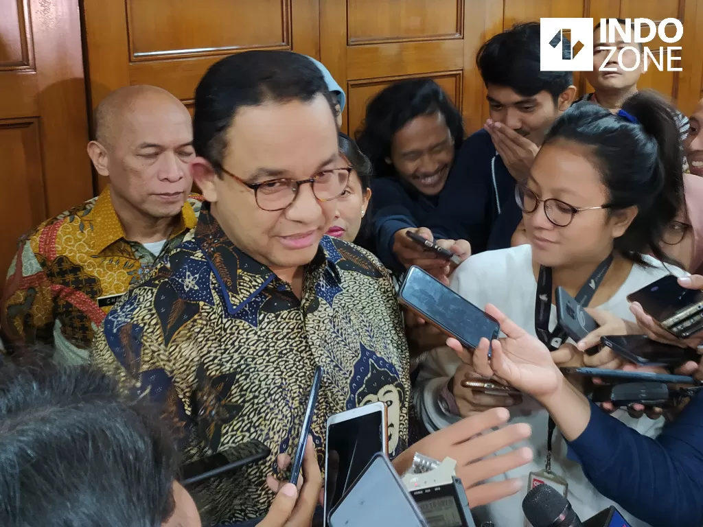 Gubernur DKI Jakarta Anies Baswedan memberikan keterangan di Balai Agung, Gedung Balai Kota, Jakarta, Kamis (6/2/2020). (INDOZONE/Murti Ali Lingga)