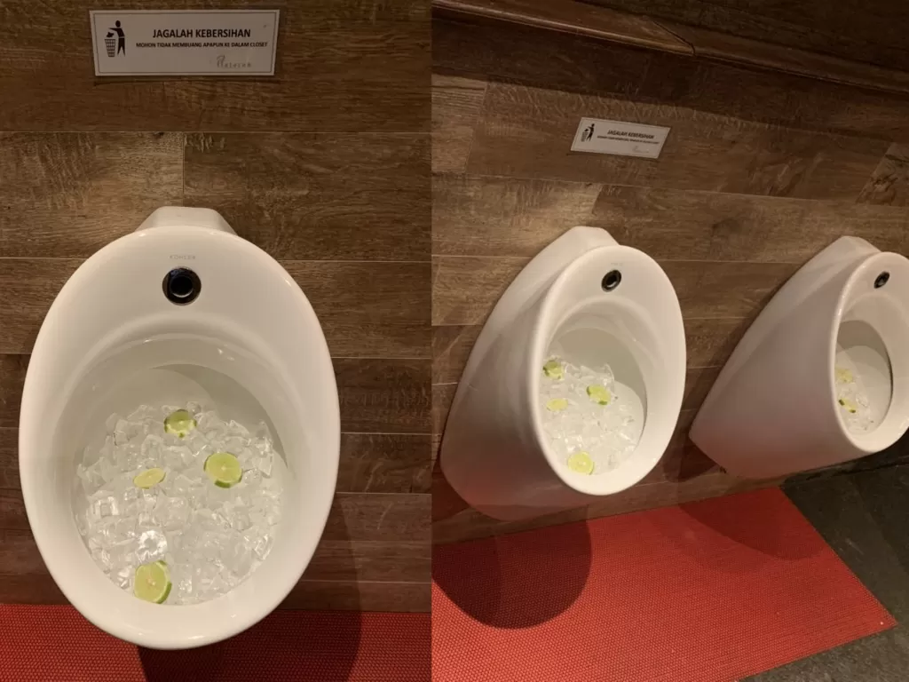 Urinoir yang dipenuhi es batu dan jeruk nipis (Twitter/@pandasoes)