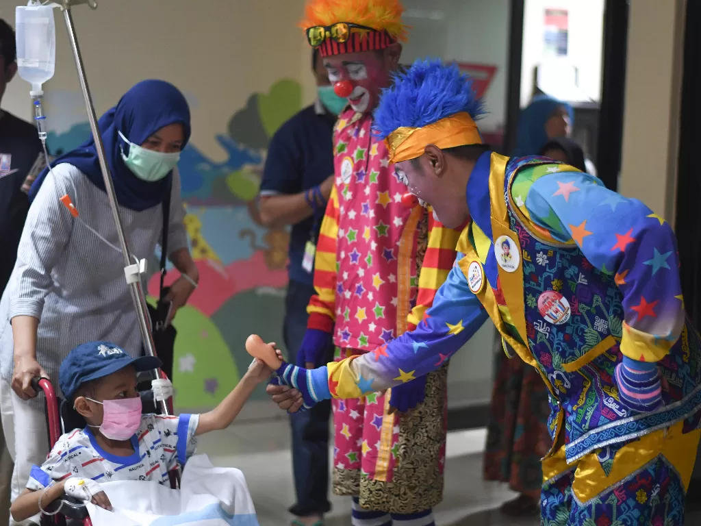 Dua badut yang tergabung dalam Aku Badut Indonesia (ABI) menghibur anak yang dirawat di salah satu rumah sakit di Jakarta, Kamis (6/2/2020). (ANTARA FOTO/Wahyu Putro A)
