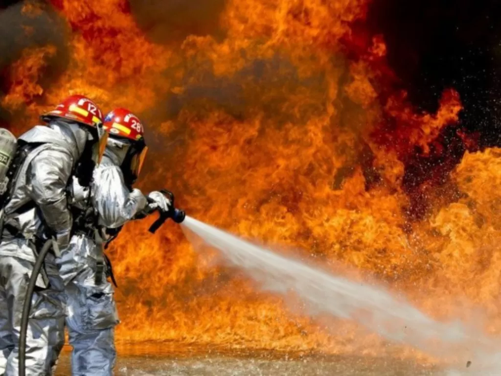 Ilustrasi: Petugas pemadam kebakaran sedang berusaha menguasai api. (photo/Pixabay/David Mark)