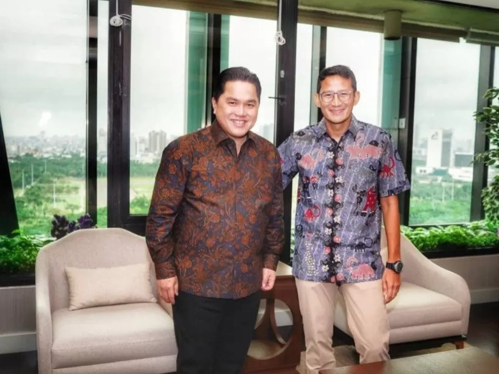 Menteri BUMN Erick Thohir dan Sandiaga Uno di Kementerian BUMN, Jakarta, Kamis (6/2/2020). (Instagram/@erickthohir)
