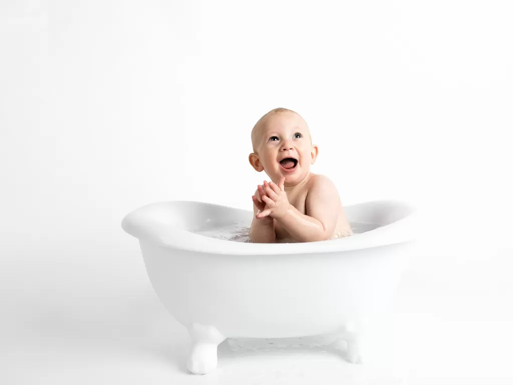 Ilustrasi bayi sedang mandi (Pexels/Henley Design Studio)