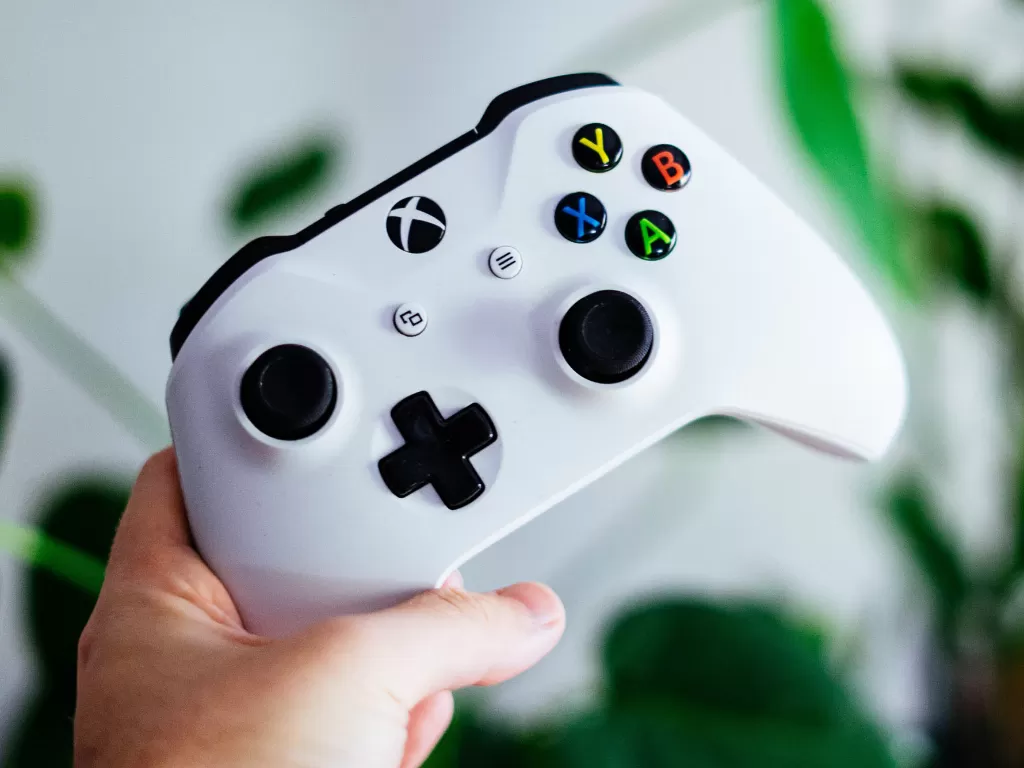 Controller Xbox One berwarna putih (photo/Unsplash/Kamil S)