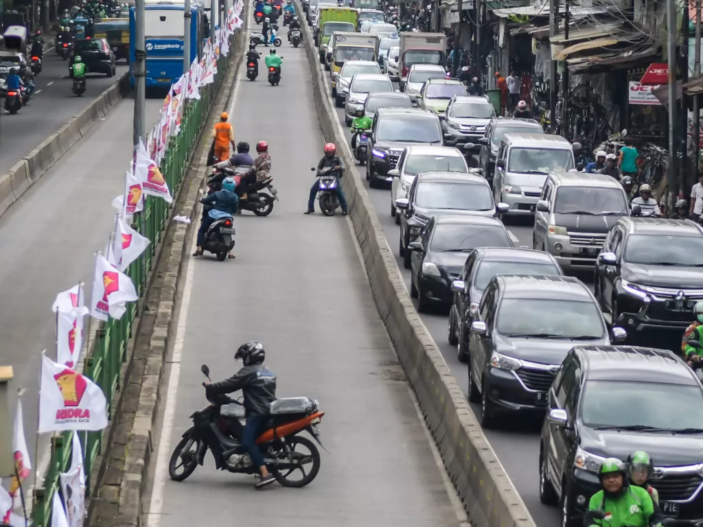  Sejumlah pengendara sepeda motor berusaha keluar dari jalur bus Transjakarta untuk menghindari razia polisi di Jalan Sultan Agung, Manggarai, Jakarta, Kamis (6/2/2020). (ANTARA FOTO/Galih Pradipta)