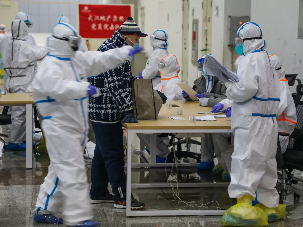 Para staf medis yang sedang berusaha merawat pasien virus korona. (photo/RUTERS/China Daily)