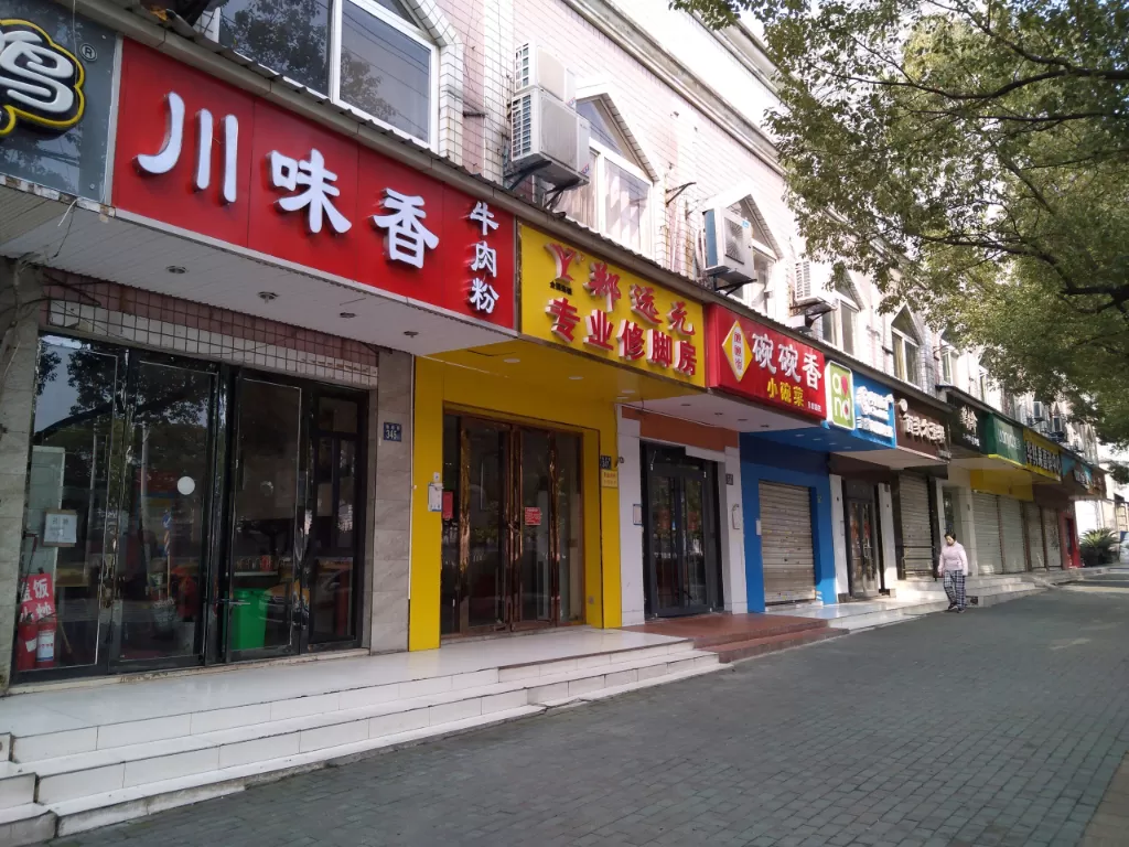 Beberapa toko yang tutup di Wuhan sejak merebaknya virus korona (REUTERS/Emilia)