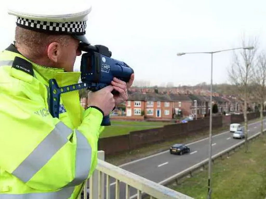 Ilustrasi Polisi Inggris Memakai Alat Pelacak Kecepatan atau Speed Trap. (Ilustrasi/derbytelegraph.co.uk)