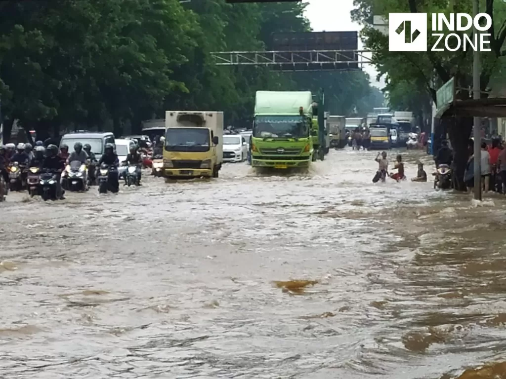 Banjir di Jalan Perintis Kemerdekaan, Sabtu (8/2/2020). (INDOZONE/Sigit Nugroho).