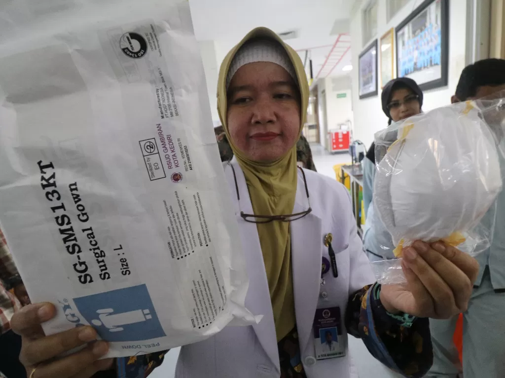 Ilustrasi: Seorang dokter memperlihatkan masker dan baju pelindung sekali pakai di ruang isolasi Rumah Sakit Umum Daerah (RSUD) Gambiran, Kota Kediri, Jawa Timur, Kamis (30/1/2020). (ANTARA/Prasetia Fauzani)