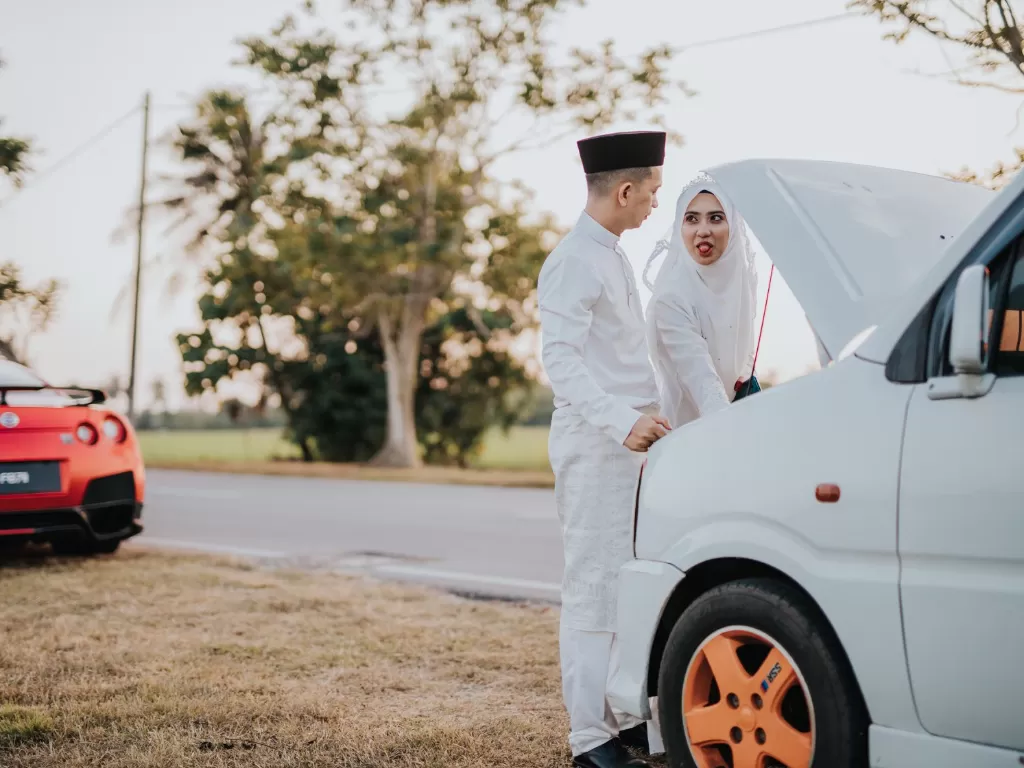 Foto pernikahan dengan tema insiden mobil mogok (Facebook/Nubli Kamarudin)