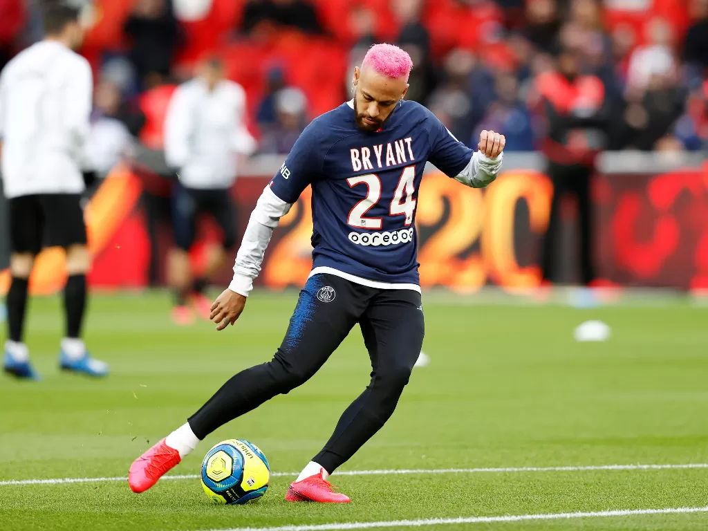 Neymar memakai kaos Kobe Bryant saat melakukan pemanasan. (REUTERS/Gonzalo Fuentes)