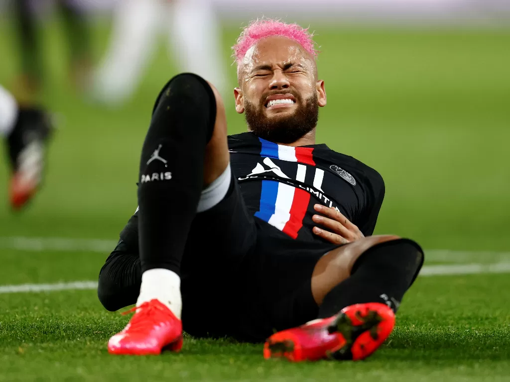 Reaksi kesakitan Neymar saat mengalami cedera tulang rusuk ketika PSG menang 5-0 atas Montpellier pada pekan lalu. (REUTERS/Gonzalo Fuentes)