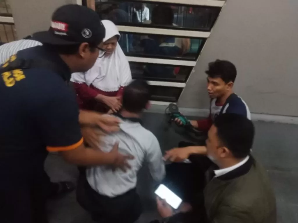 Operasional Unit Reskrim Polsek Mampang Prapatan menangkap pelaku pencurian kotak amal Masjid Al Hurriyah Mampang Prapatan di Stasiun Citayam, Kabupaten Bogor, Jawa Barat, Kamis.(6/2/2020) (Dok. Polres Metro Jakarta Selatan)