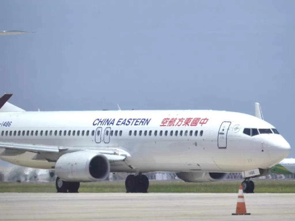 Pesawat milik maskapai penerbangan China Eastern menuju area apron setibanya di Bandara Internasional I Gusti Ngurah Rai, Bali, Sabtu (8/2/2020). (Photo/ANTARA/Fikri Yusuf)