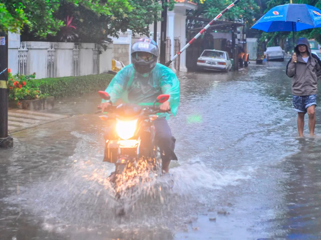 Banjir di kawasan Komplek IKIP, Durensawit, Jakarta Timur, Sabtu (8/2/2020). (ANTARA FOTO/ Fakhri Hermansyah/)