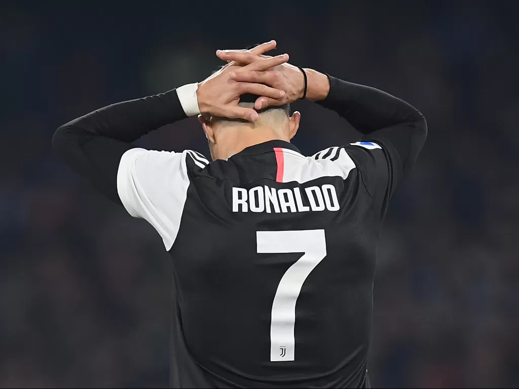 Megabintang Juventus, Cristiano Ronaldo dalam aksinya ketika tendangannya meleset dari target saat melawan Napoli. (REUTERS/Alberto Lingria)