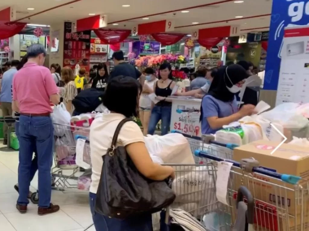 Masyarakat Singapura yang panik memborong barang pokok (REUTERS/Edgar Su)