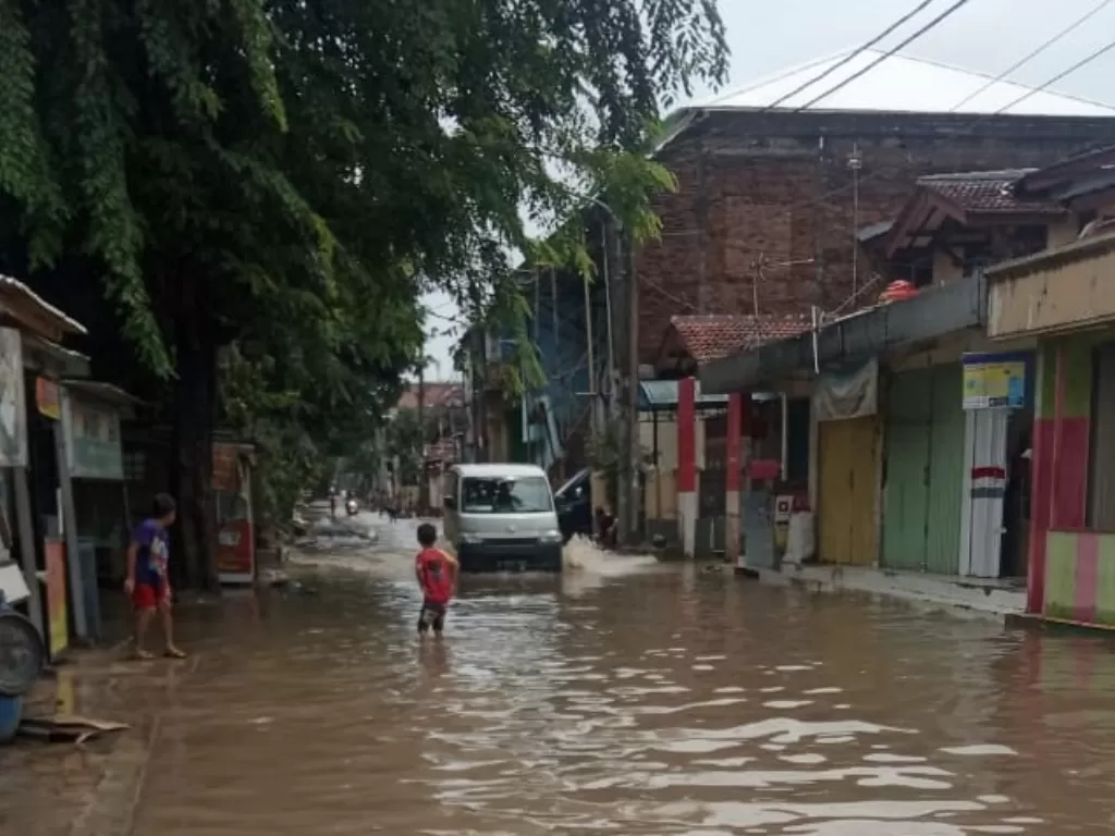 Banjir di Jati Asih mulai surut. (Pendim 0507/Bekasi)