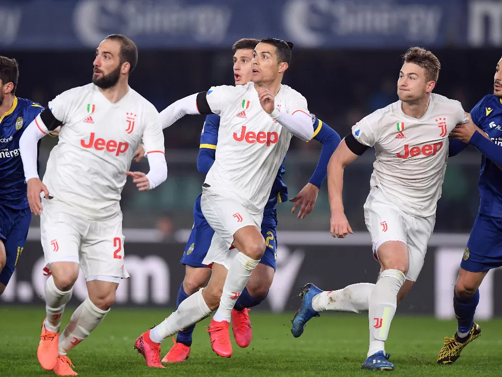 Para pemain Juventus dalam aksinya saat melawan Hellas Verona dalam laga lanjutan Serie A. (REUTERS/Alberto Lingria)