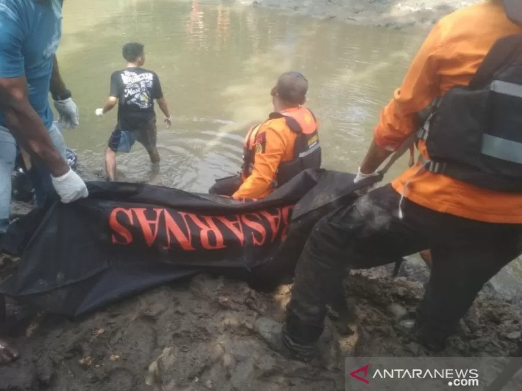 Tim SAR mengevakuasi korban yang diterkam buaya saat memancing di sungai Desa Aunio, Kecamatan Andoolo, Konawe Selatan, Sulawesi Tenggara. (Dok. Humas Basarnas Kendari)