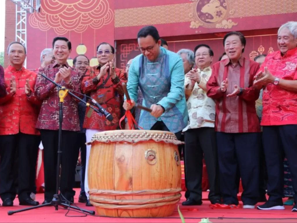 Gubernur DKI Jakarta Anies Baswedan menabuh bedug khas masyarakat Tionghoa sebagai isyarat dimulainya perayaan Cap Go Meh. (Photo/ANTARA/Humas Pemprov DKI/Ricky Prayoga)