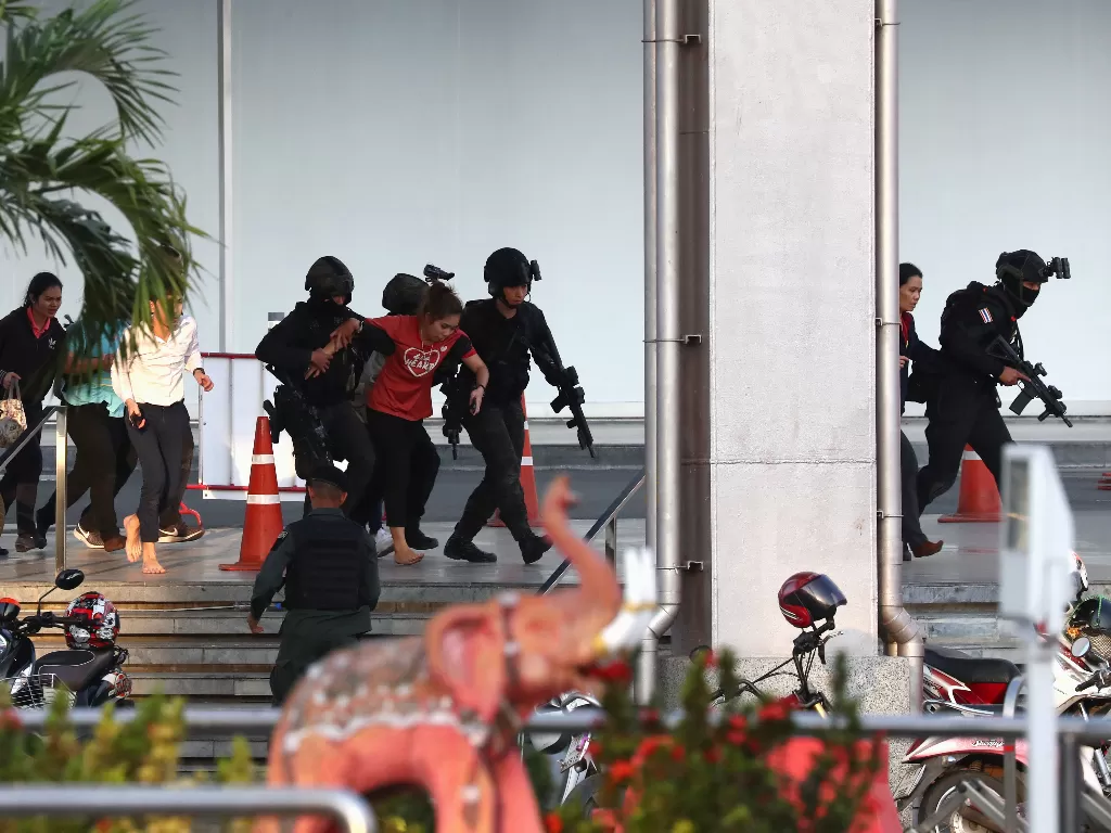 Aparat mengevakuasi warga di Terminal 21 usai penembakan (REUTERS/Athit Perawongmetha)