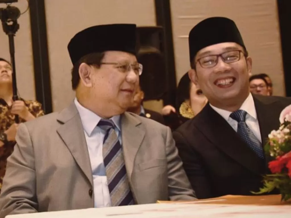 Menteri Pertahanan Prabowo Subianto dan Gubernur Jawa Barat Ridwan Kamil saat bertemu saat di acara pernikahan anak Ketua DPRD Jabar M Taufik Hidayat. (photo/Instagram/@ridwankamil)