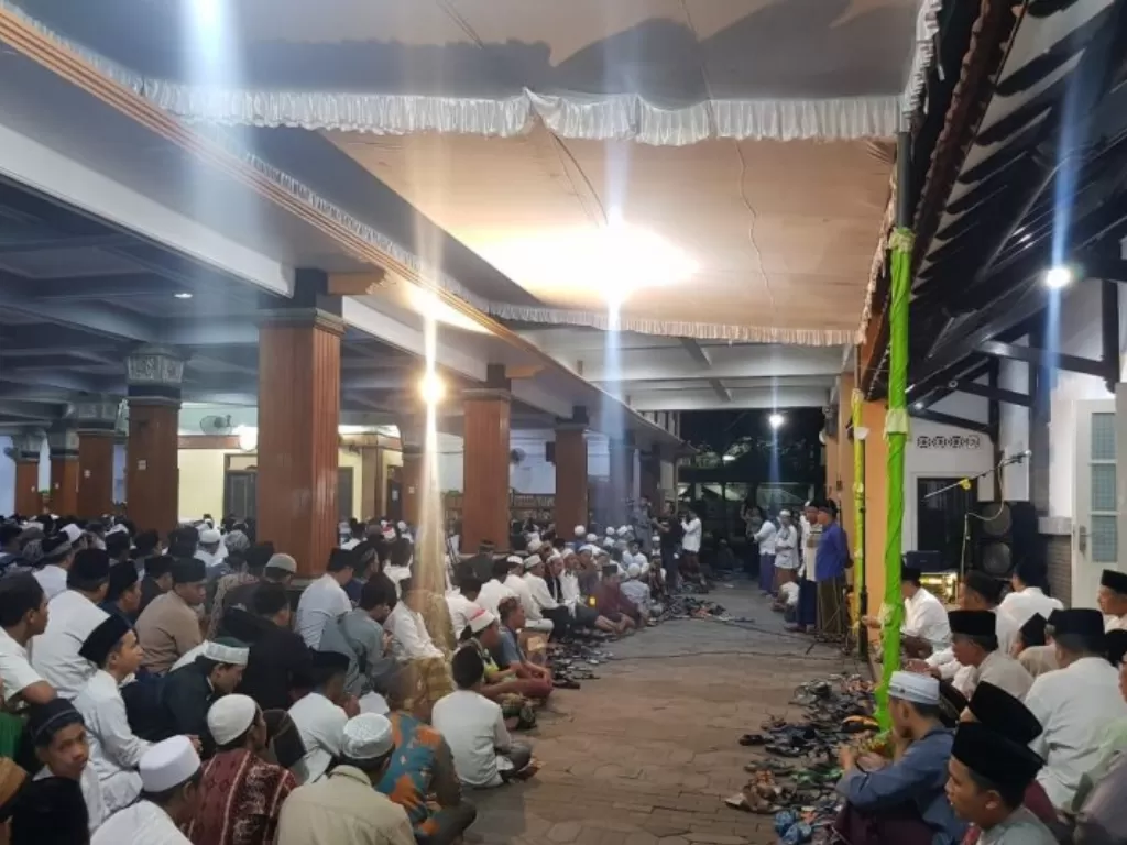 Setidaknya ada ribuan warga dan santri dari Jombang dan sekitarnya ikut serta dalam kegiatan tahlil dan doa bersama dalam 