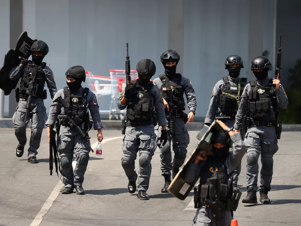 Pasukan keamanan Thailand meninggalkan terminal 21 setelah menyelesaikan misi mereka untuk menghentikan seorang prajurit mengamuk setelah penembakan massal, Nakhon Ratchasima (REUTERS/Athit Perawongmetha)