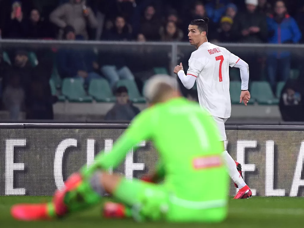 Cristiano Ronaldo melakukan selebrasi usai mencetak gol ke gawang Hellas Verona. (REUTERS/Alberto Lingria)