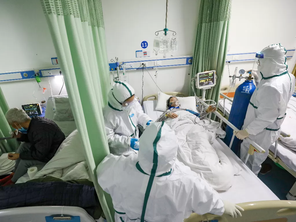 Ilustrasi: Petugas medis memeriksa pasien virus korona di ruang isolasi (China Daily)