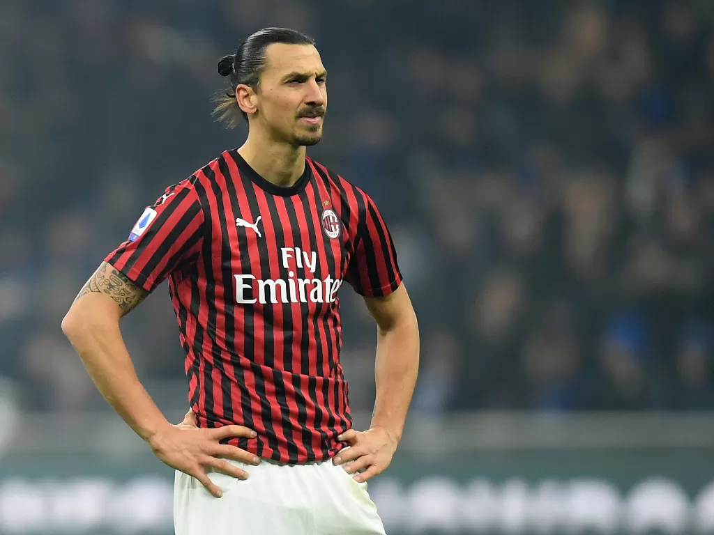 Pemain AC Milan, Zlatan Ibrahimovic, tampak kecewa saat timnya kalah 2-4 dari Inter Milan, Senin (10/2/2020) dini hari WIB. (REUTERS/Daniele Mascolo)