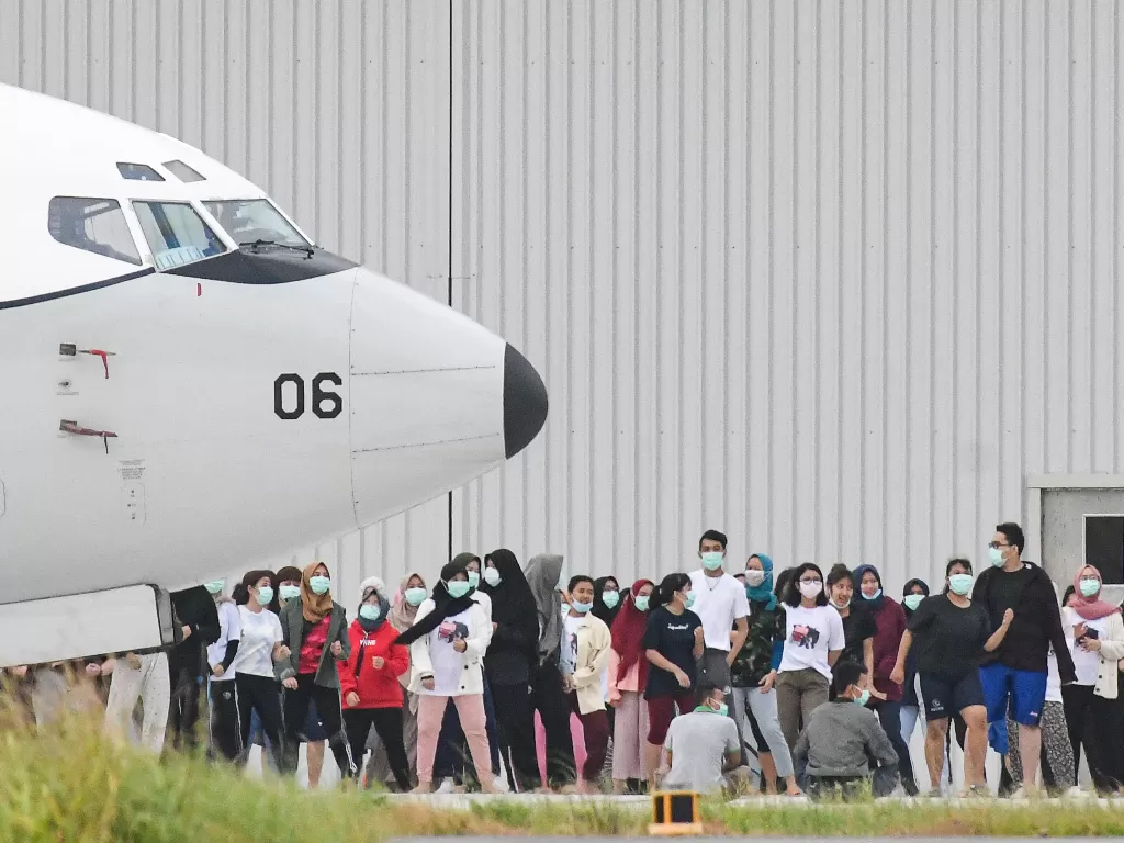 Ilustrasi: Sejumlah WNI yang dievakuasi dari Wuhan, Hubei, Tiongkok melakukan senam bersama prajurit TNI pada hari kesembilan (ANTARA/M Risyal Hidayat)