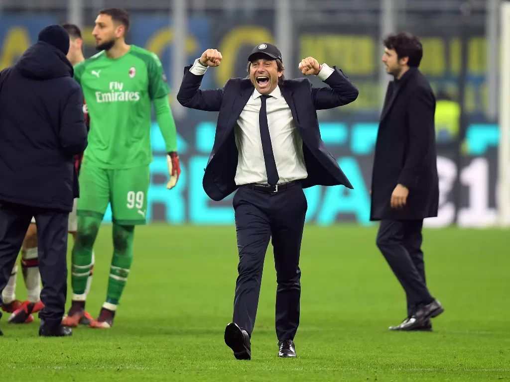 Selebrasi Antonio Conte setelah pertandingan berakhir dengan kemenangan Inter Milan 4-2 atas AC Milan dalam lanjutan Serie A di Stadion San Siro, Senin (10/2). (REUTERS/Daniele Mascolo)