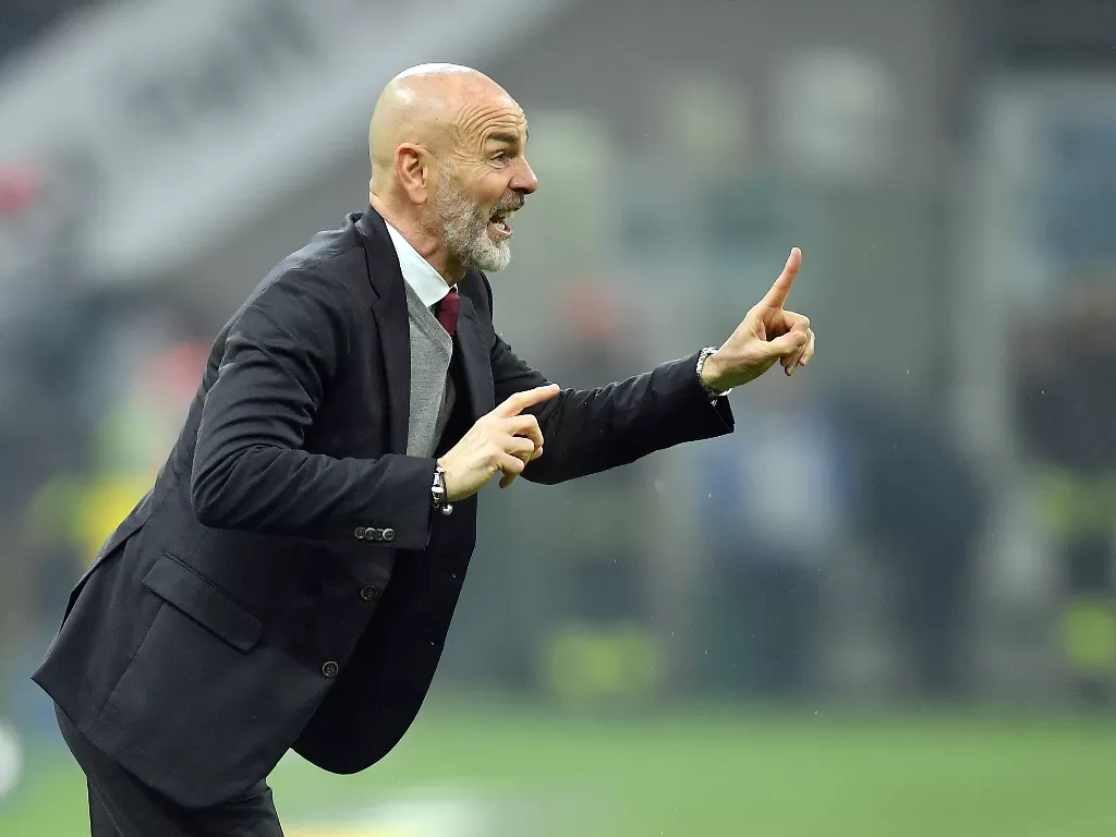 Pelatih AC Milan, Stefano Pioli sedang memberikan arahan kepada anak asuhnya. (REUTERS/Daniele Mascolo)