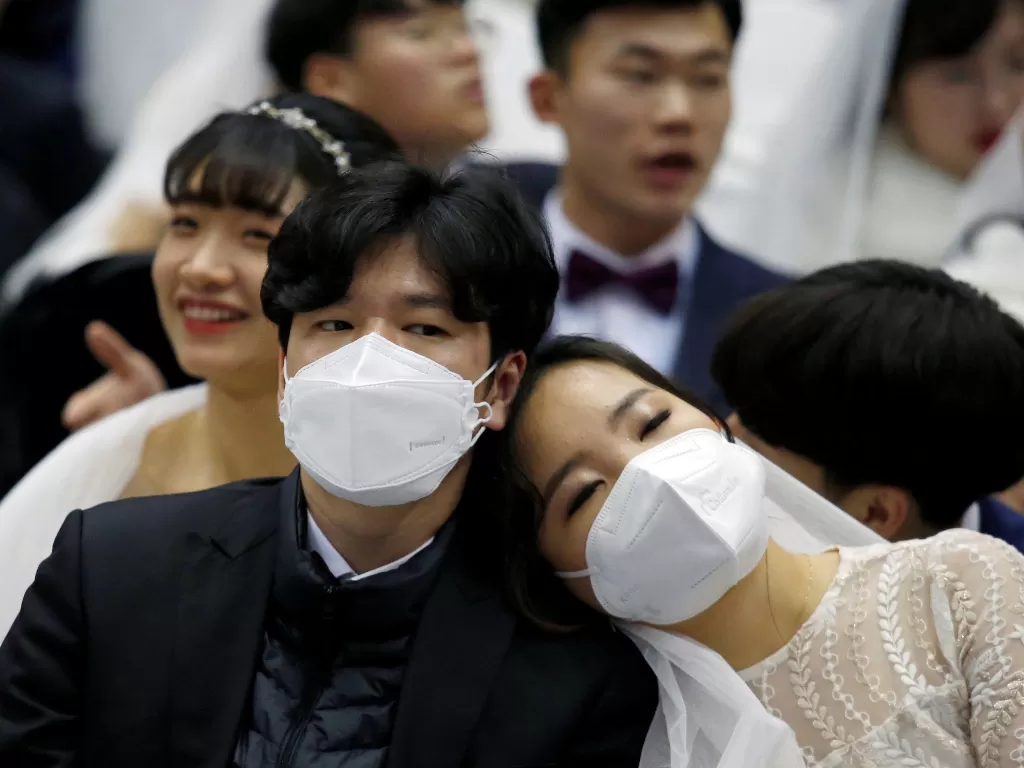 Pengantin mengenakan masker saat nikah massal (REUTERS/Heo Ran)