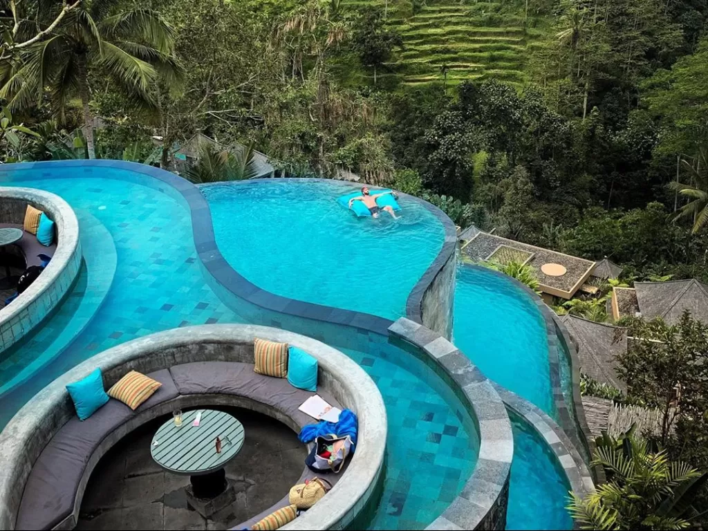 Kolam renang di The Kayong Jungle Resort, Bali. (Instagram/karpathakis.experience)