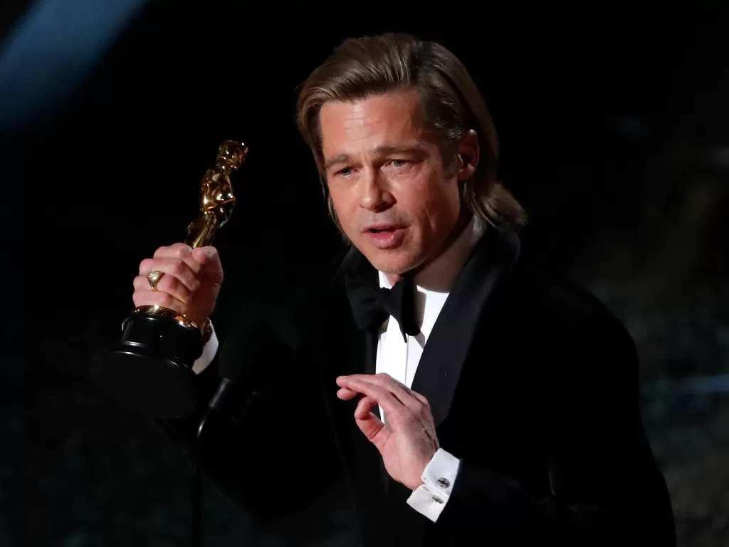 Brad Pitt menangkan Piala Oscar pertamanya sebagai aktor di kategori Best Supporting Actor di Academy Awards 2020 (9/2/2020) waktu setempat. (REUTERS/Mario Anzuoni)
