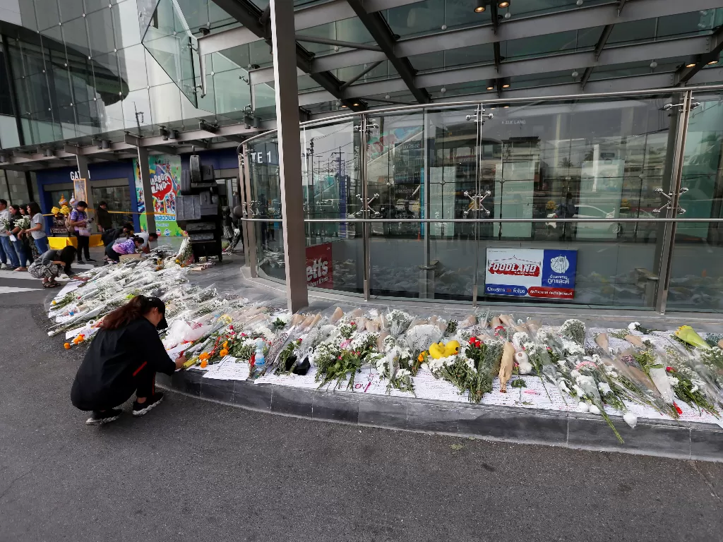 Warga meletakkan bunga dan menulis memoar di depan pusat perbelanjaan Terminal 21 setelah penembakan di Nakhon Ratchasima, Thailand, Senin (10/2/2020). (REUTERS/Soe Zeya Tun)